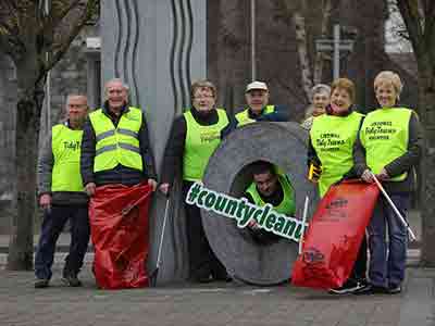 Listowel TIdy Towns Winners of the 2018 Overall TIdy Towns Awards, at The Annual KWD County Clean-Up Day, Kerry’s biggest annual mobilisations of community groups, Tidy Towns committees, sporting organisations, individual residents and families across the county. Now in its eighth year, it is organised by Kerry County Council and facilitated by KWD Recycling. from left, Peter O’Sullivan, Peter McGrath, Breda McGrath, Bill O’Neill, Cllr Jimmy Moloney, Brigid Neville, Mary Hanlon and Julie Gleeson.